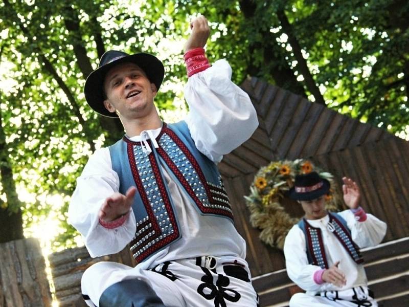 Reje barev a tanec nechyběly na Mezinárodním folklorním festivalu v Červeném Kostelci. 