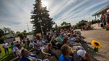 Ještě před  oficiálním zahájením festivalu diváky i kolemjdoucí naladila místní kapela The Acoustics - zazněly hity The Beatles.  Foto: Festival české filmové komedie