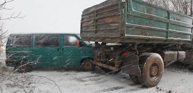 Dopravní nehoda nákladního automobilu a dodávky u Velichovek.