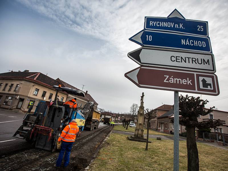 Rekonstrukce silnice mezi Novým Městem nad Metují a obcí Spy.