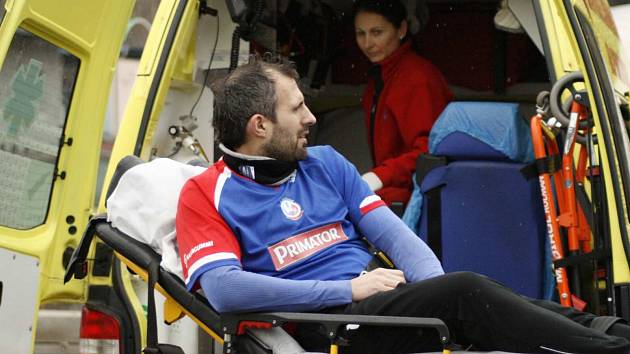 STÍNEM nedělního souboje Náchoda s Červeným Kostelcem bylo obnovené zranění kolene náchodského Jana Hubky.