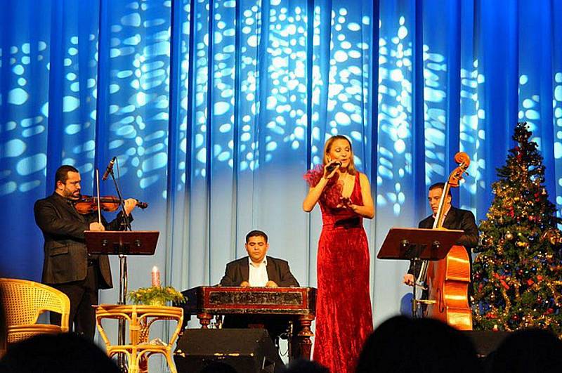 Yveta Blanarovičová potěšila svým zpěvem i děti z dětských domovů, které byly na koncert pozvány do předních řad.