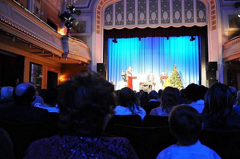 Yveta Blanarovičová potěšila svým zpěvem i děti z dětských domovů, které byly na koncert pozvány do předních řad.