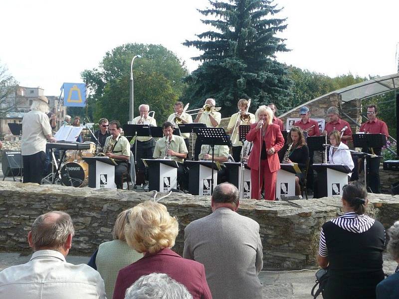 Návštěvníkům celé odpoledne hrál orchestr Big Band Dvorský.