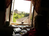 Z okna svého domku na Kuksu má  Stanislav Bohadlo nádherný výhled. Na protější straně je jako na dlani areál hospitalu. 