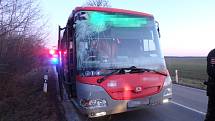 V sobotních večerních hodinách havaroval po půl šesté na silnici č. 299 autobus se třemi cestujícími u Nového Plesu. Pasažéři i řidič vyvázli bez zranění.