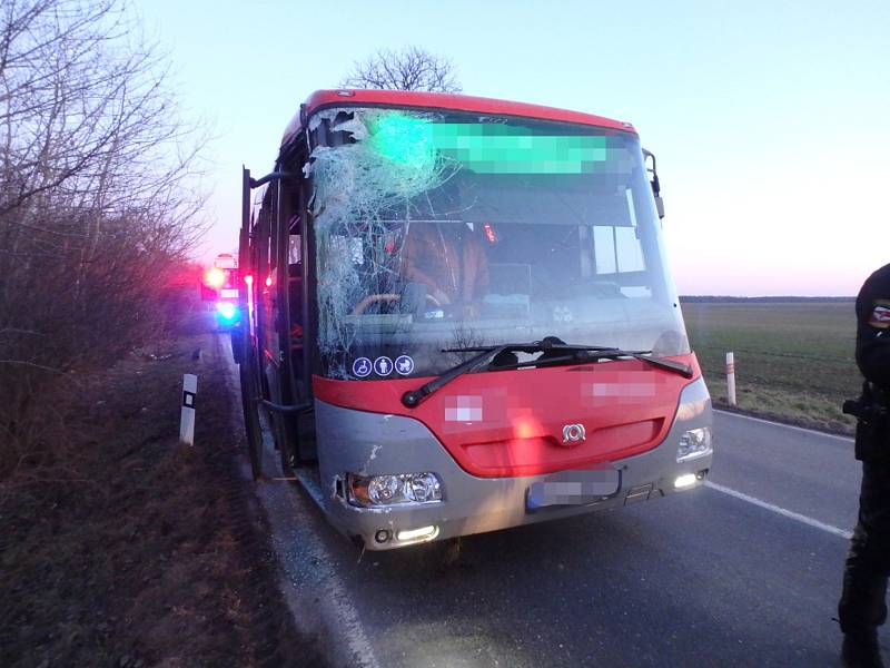 V sobotních večerních hodinách havaroval po půl šesté na silnici č. 299 autobus se třemi cestujícími u Nového Plesu. Pasažéři i řidič vyvázli bez zranění.