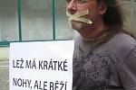 Tichý protest proti premiérovi v demisi Andreji Babaišovi v Náchodě.