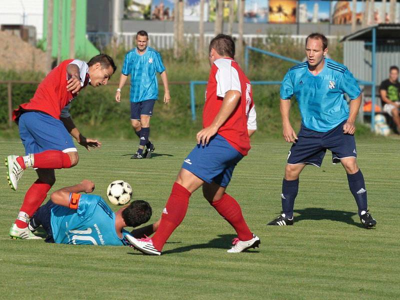 NOVOMĚSTSKÝ záložník Tomáš Zákravský se snaží přejít přes ležícího kapitána hradecké Lokomotivy Schejbala.  