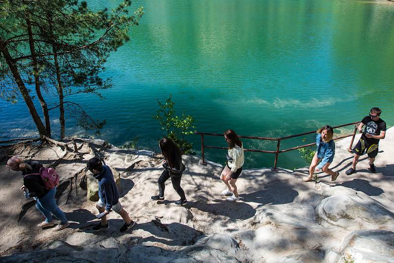 Skalní město Adršpach je o víkendech a prázdninách po velkým náporem tisíce turistů. Mnohdy zde kolabuje doprava.