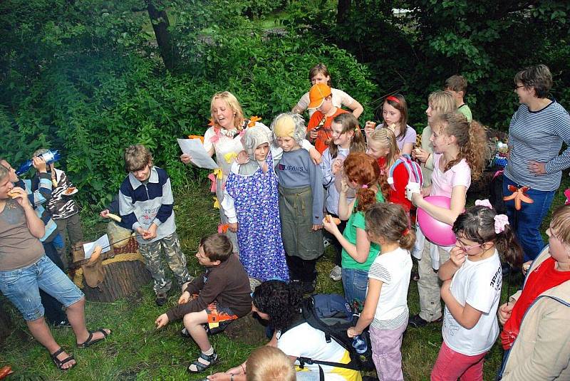 Parta malých zpěváků a hudebníků se svou učitelkou Z. Meierovou (v popředí ležící).