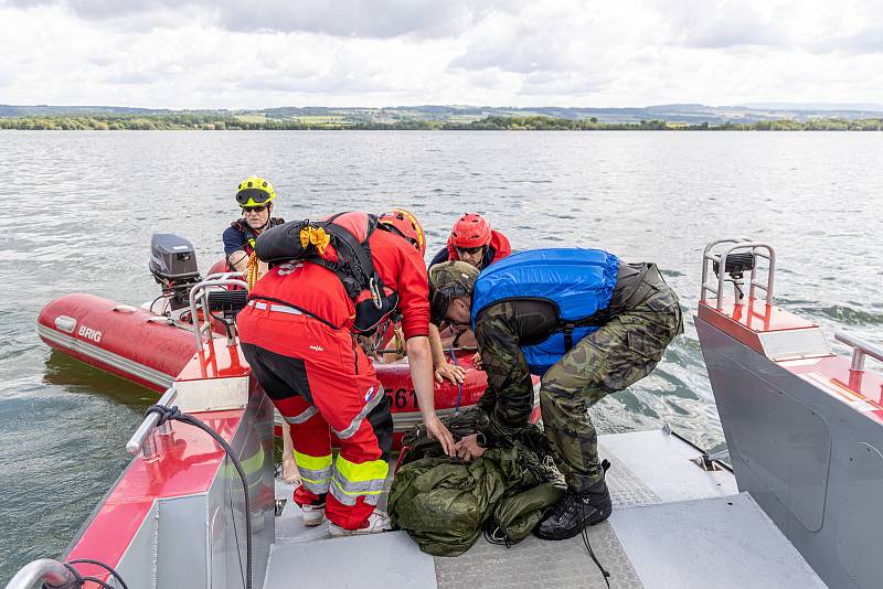 Výsadkáři 43. výsadkového pluku Armády ČR z Chrudimi nad "východočeským mořem" nacvičovali přistání ve vodě, čehož využili složky Integrovaného záchranného systému (IZS), kterým paragáni posloužili jako figuranti při záchranné akci.