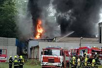 V areálu textilní firmy Veba začalo kolem 19. hodiny hořet v kotelně. Hasiči zabránili tomu, aby se požár nerozšířil do dalších prostor textilky.