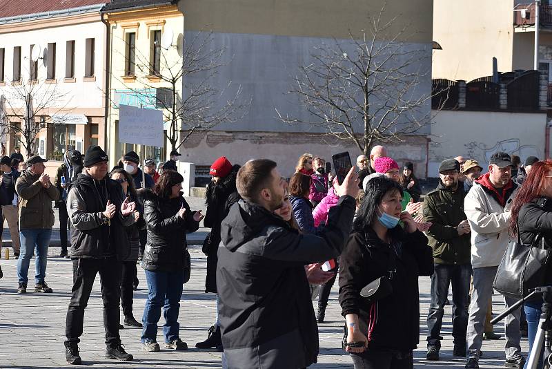 Na hronovském náměstí lidé protestovali proti vládním opatřením okolo koronavirové situace.  Hlavní slovo měl občanský aktivista David Tesař, který vybízel ke změně strachu a nepřátelství na prosperitu a radost. Výzvu k nasazení roušek takřka nikdo neresp