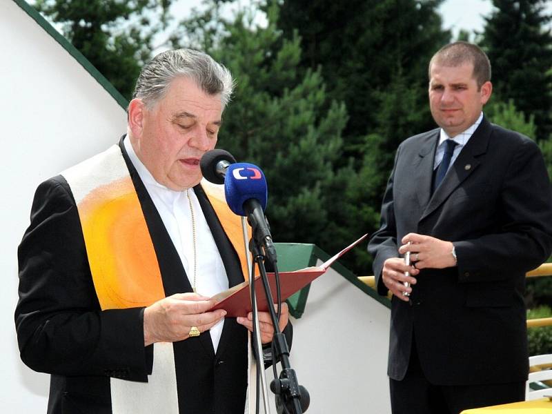 Prezident Miloš Zeman spolu s kardinálem Dominikem Dukou navštívili nejprve Červený Kostelec a Hospic Anežky České. 