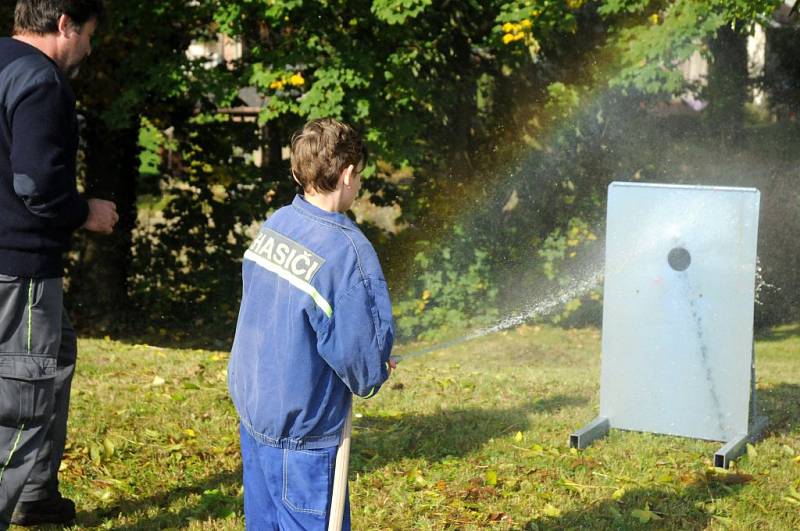 Na čtrnáctý ročník Hronovského poháru mladých hasičů si přijelo poměřit svou připravenost a zdatnost při zdolávání připravených úkolů dvaatřicet pětičlenných hlídek z celého regionu. 