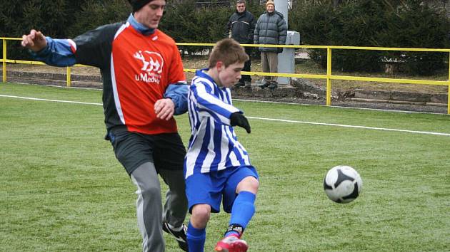 Náchodští starší dorostenci (v pruhovaném) přehráli v sobotním programu Zimním turnaje FK Náchod  4:3 Stárkov. Foto: Zdeněk Majer