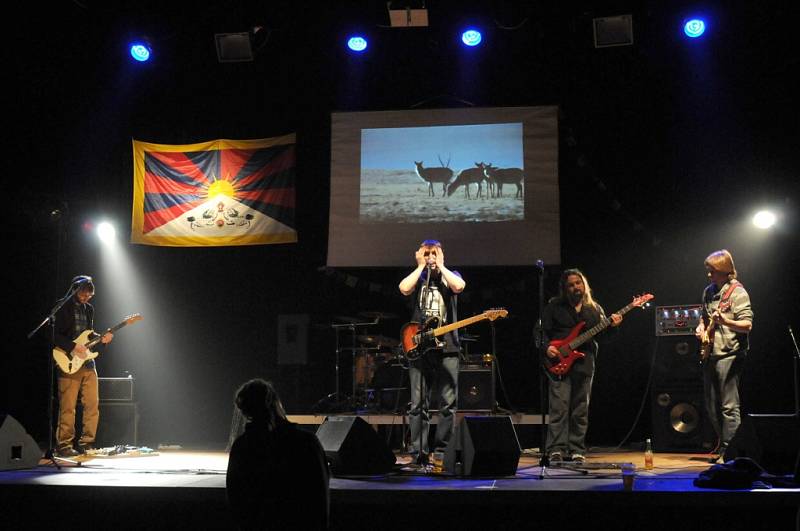 V páteční a sobotní večer patřil hronovský sál Josefa Čapka osmému ročníku Springfestu „Music for Tibet“, jehož výtěžek bude věnován na podporu tibetského etnika v Tibetu i exilu v oblasti vzdělávání, náboženství, ekologie, soběstačnosti a pracovní konkur