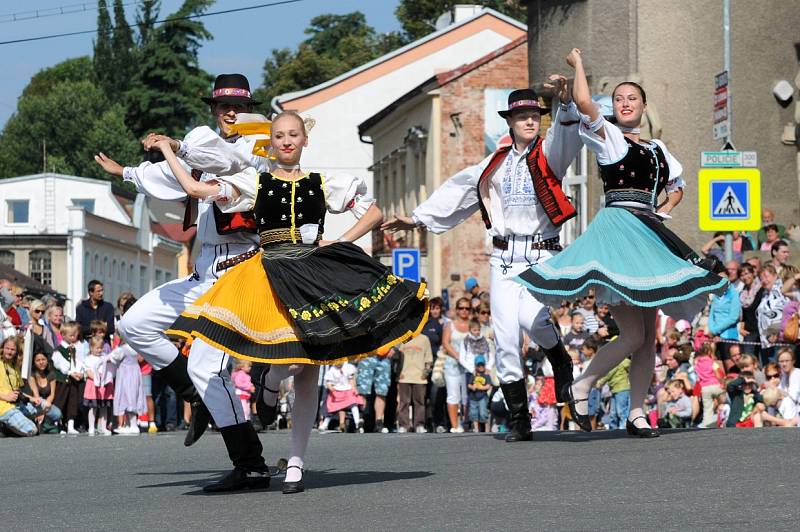 Závěr folklorního festivalu v Červeném Kostelci.