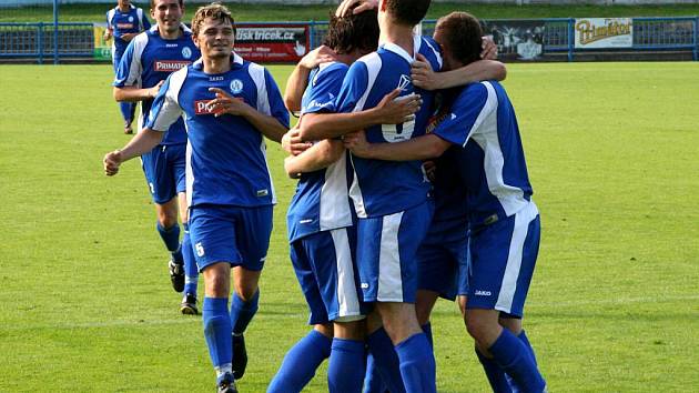 Hned třikrát se takto radovali v sobotním podvečeru divizní fotbalisté Náchoda, kteří přehráli Chrudim 3:1.