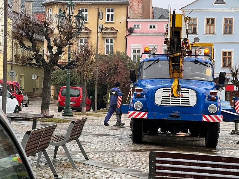 Na Mírovém náměstí v Broumově od dnešní deváté hodiny stojí vánoční jedle. Na výzdobu si musí ale ještě počkat do pondělí.