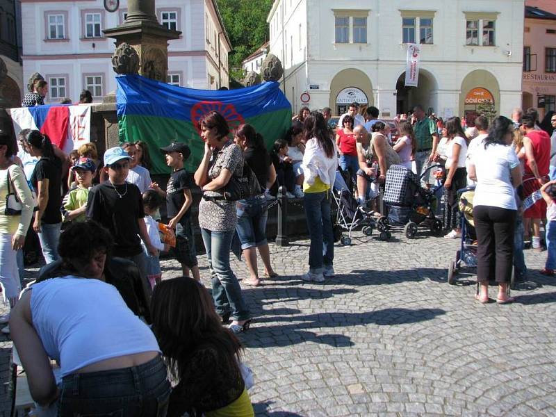 Romové v Náchodě protestovali.