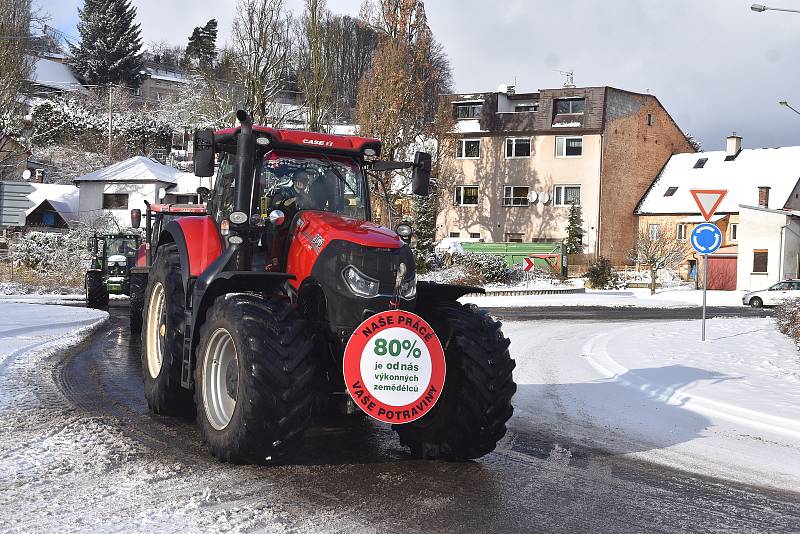 Symbolicky pět minut po dvanácté začala ve čtvrtek po poledni kroužit centrem Police nad Metují desítka traktorů. Zástupci ZD Ostaš a  Družstva vlastníků Agriteam se připojili k celostátní protestní akci proti změně dotačních pravidel.