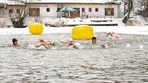 RYBNÍK PODBORNÝ přivítal přes sto třicet odvážných plavců, kteří závodili ve vodě teplé pouze 1,8 °C. 