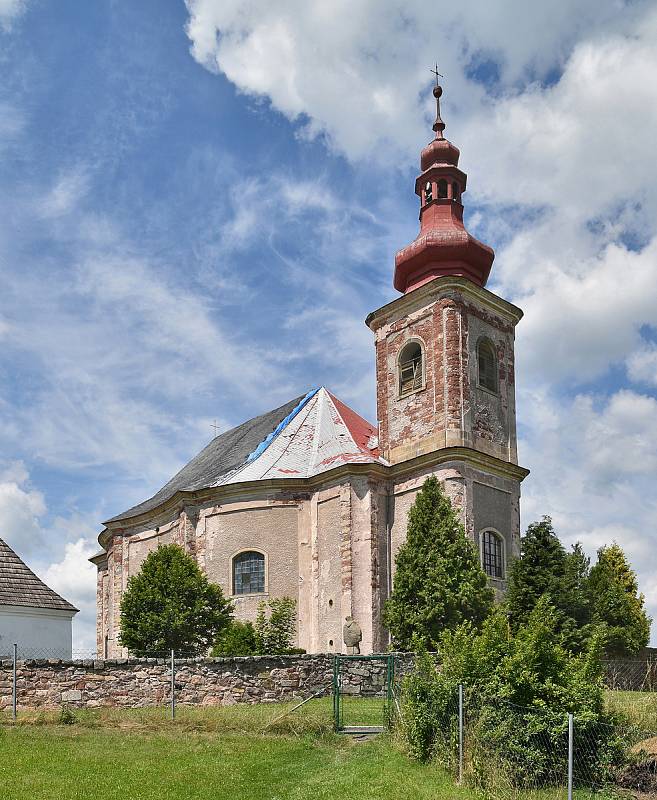 Venkovské kostely na Broumovsku jsou významnými architektonickými památkami. Jednotlivě jdou evidovány v Ústředním seznamu kulturních památek, ale svatostánky vznikly jako ucelený soubor venkovských farních kostelů spojených obdobím vzniku i osobností zad