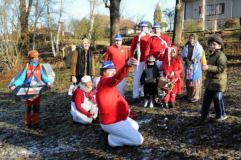 Na Silvestra odstartovala parta Čolek o desáté hodině ranní na kopci Čerťák už osmnáctý ročník recesistické akce nazvané Sjezd na čemkoli.