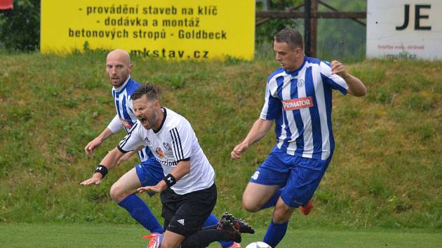 OBLEŽENÍ náchodských fotbalistů Ondřeje Nejmana (vlevo) a Marka Bricha neustál hráč Vysoké nad Labem.