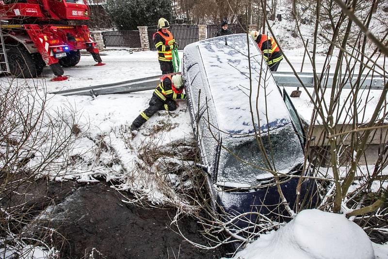 Osobní automobil skončil v korytě potoka