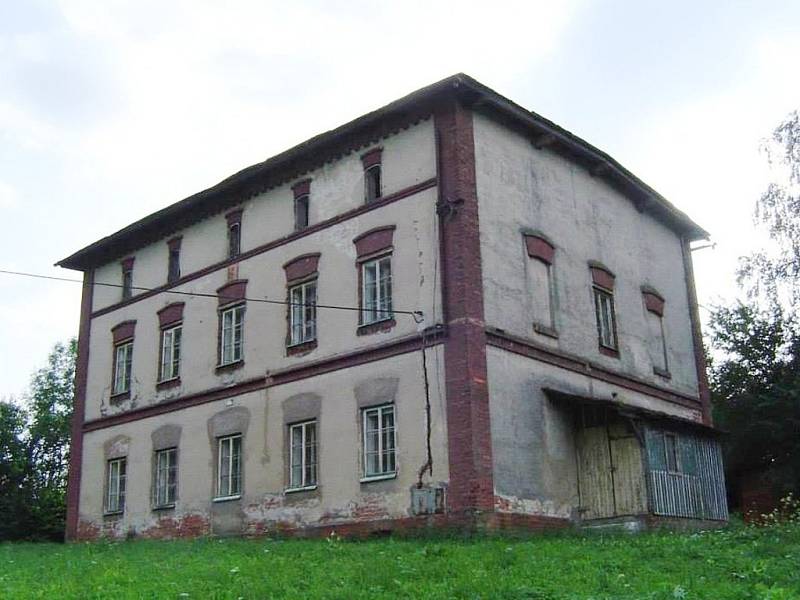 HERECKÉ MUZEUM vznikne v Ratibořicích nad stávajícím Panským hostincem v budově čp. 12. Budova už má novou střechu, stropy a je podřezána. 