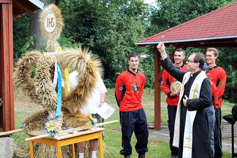 PAN FARÁŘ Martin Lanži požehnal dožínkový věnec vyrobený Poláky.     