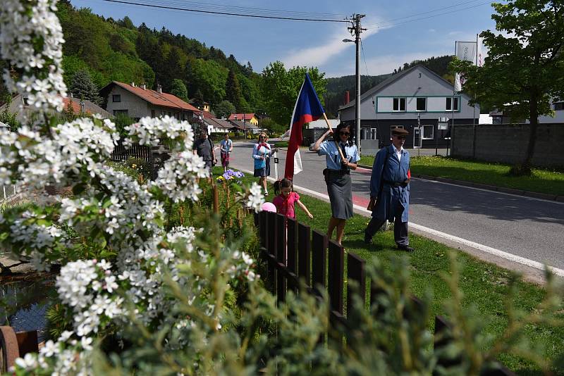 Dříve povinnost, dnes recese. Aneb bražečtí vytáhli mávátka a proletářská hesla