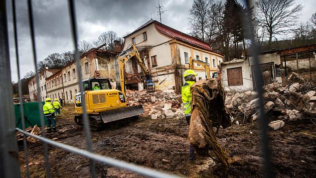 Bourání starých lázní Běloves v Náchodě.