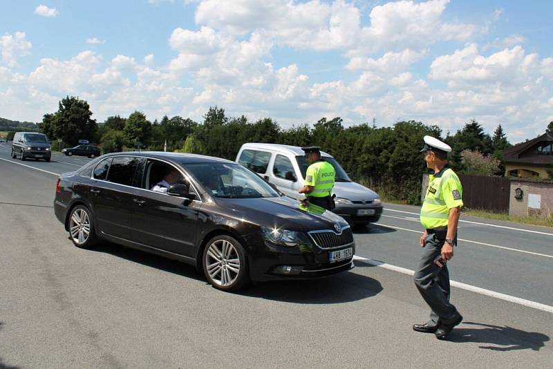 Policisté hlídají hlavně nebezpečné předjíždění. Riskující řidiče stíhá i vrtulník.