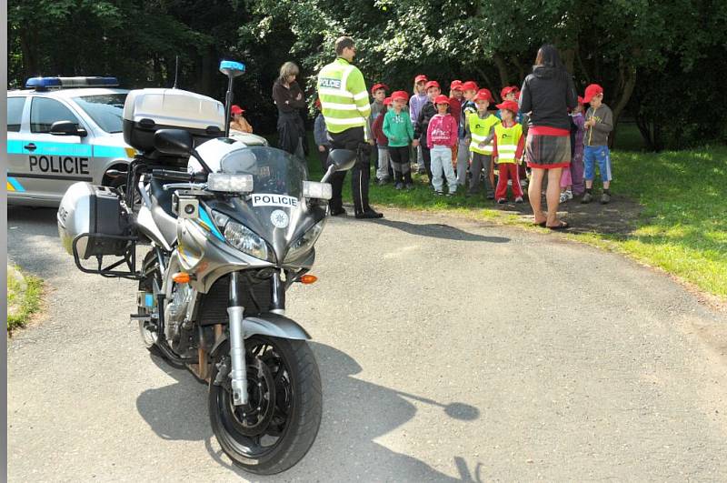 Policisté seznamovali děti nejen s bezpečností v silničním provozu, ale i se svou prací. 