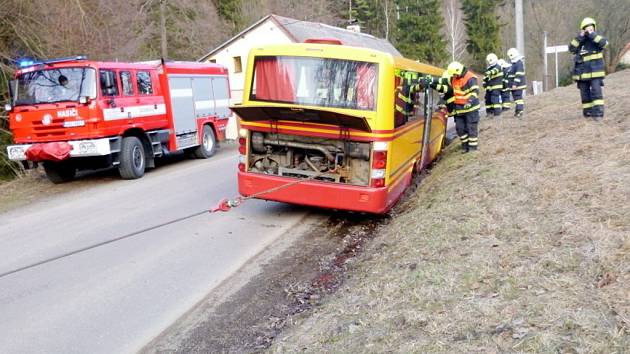 Havárie autobusu v Dolním Adršpachu.