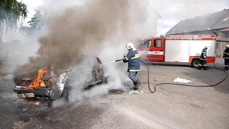 Požár automobilu ve Vrchovinách, pondělí 20. července.