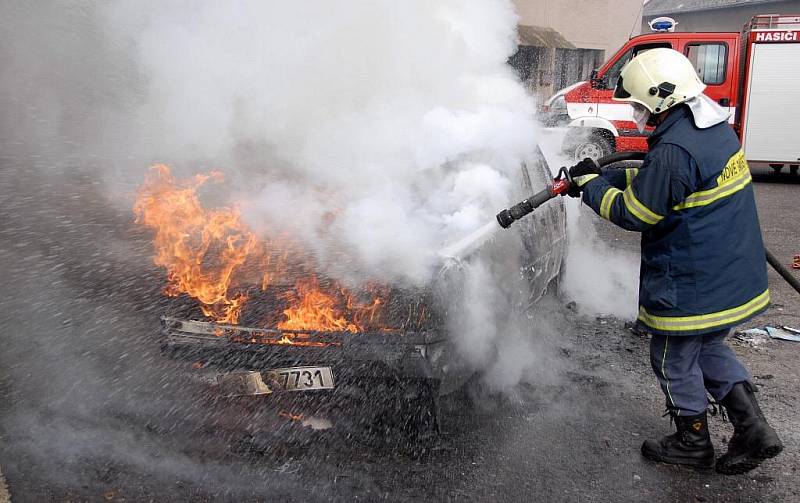 Požár automobilu ve Vrchovinách, pondělí 20. července.