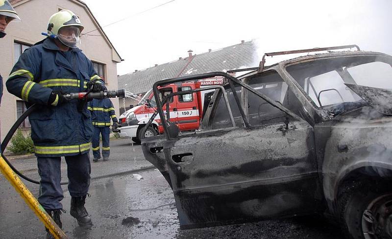 Požár automobilu ve Vrchovinách, pondělí 20. července.