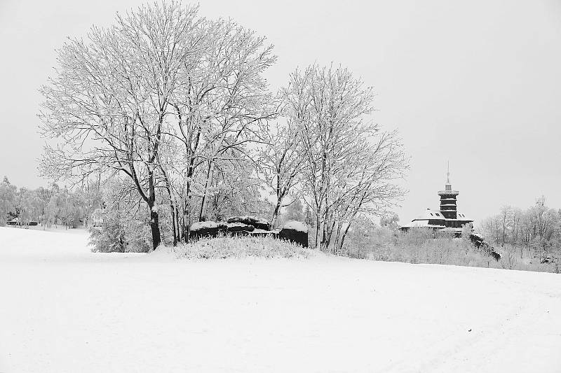 Jiráskova chata na Dobrošově v zimním hávu.