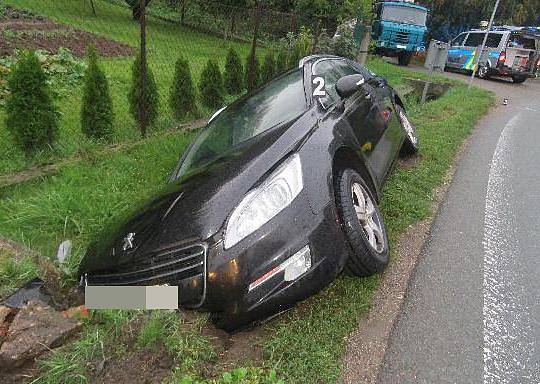 Na skutečnost, že pneumatiky na mokré silnici snadněji uklouznou a auto může dostat smyk, doplatilo hned několik motoristů.