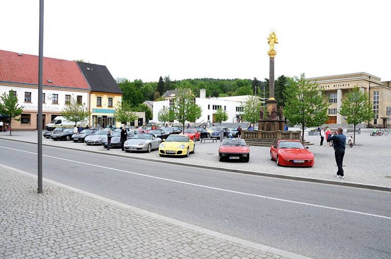 TŘI DESÍTKY automobilů Porsche brázdily o víkendu náchodským regionem. Zastavily se i na hronovském náměstí.