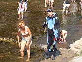 Potápění v řece Úpě v Ratibořicích.