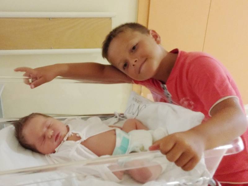 AMÁLKA DRAŠNAROVÁ se narodila v náchodské porodnici 28. srpna 2015 v 10.08 hodin mamince Anetě a tatínkovi Antonínovi z Náchoda. Holčička po narození vážila 3945 gramů a měřila 51 centimetrů. Doma má brášku Filípka.