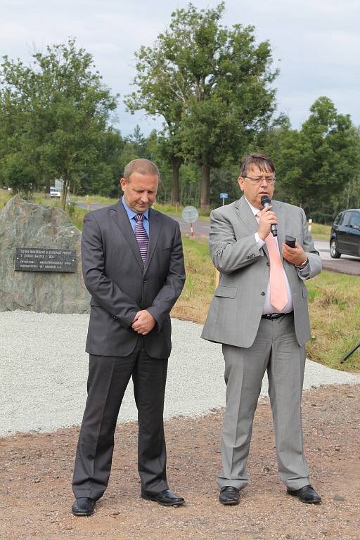Poklepali základní kámen stavby nové silnice přes hřeben Broumovských stěn v lokalitě zvané Pasa mezi Broumovem a Policí nad Metují.