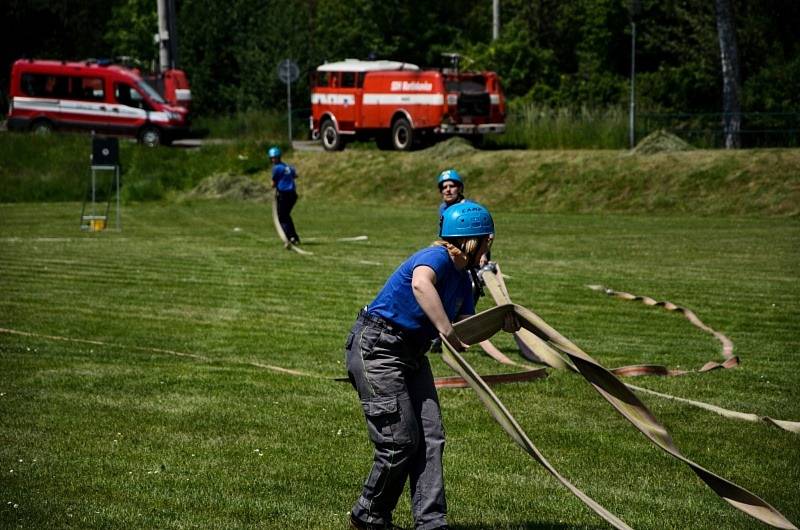 Na zeleném trávníků se odehrála tradiční hasičská soutěž v požárním sportu.