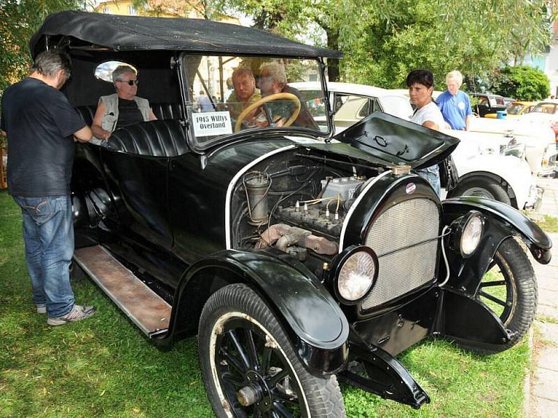 Nejstarší automobil Willys Overland z r. 1915.